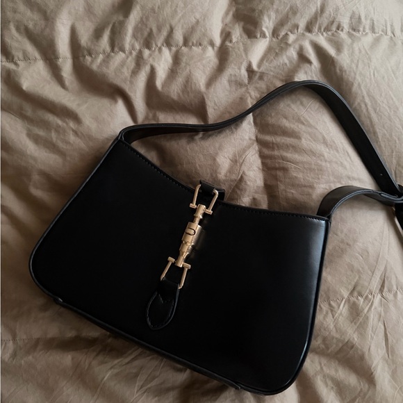 Elegant Black Leather Shoulder Bag - Picture 3 of 4